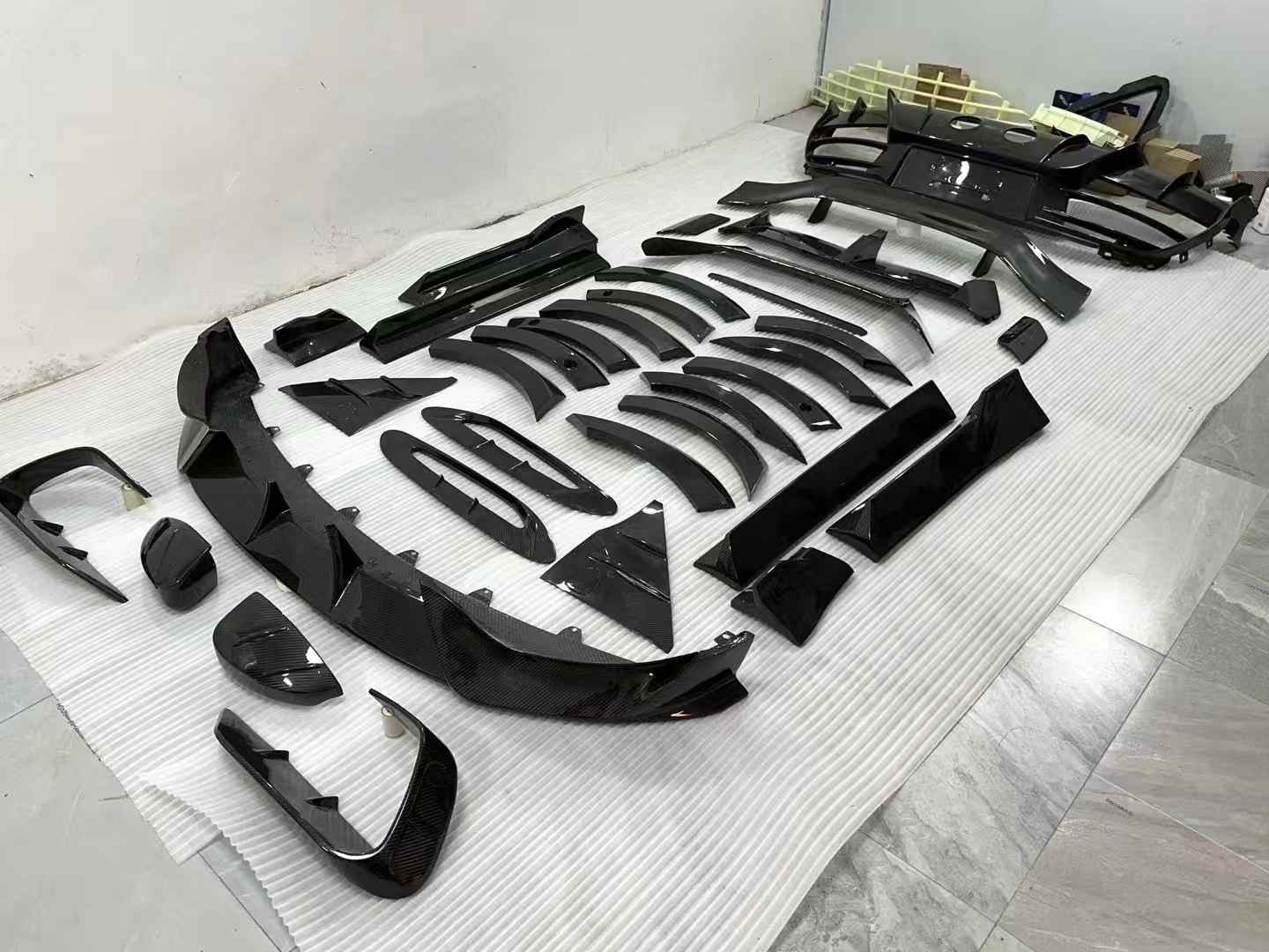 Aston Martin DBX Mansory-Style Dry Carbon Fiber Body Kit