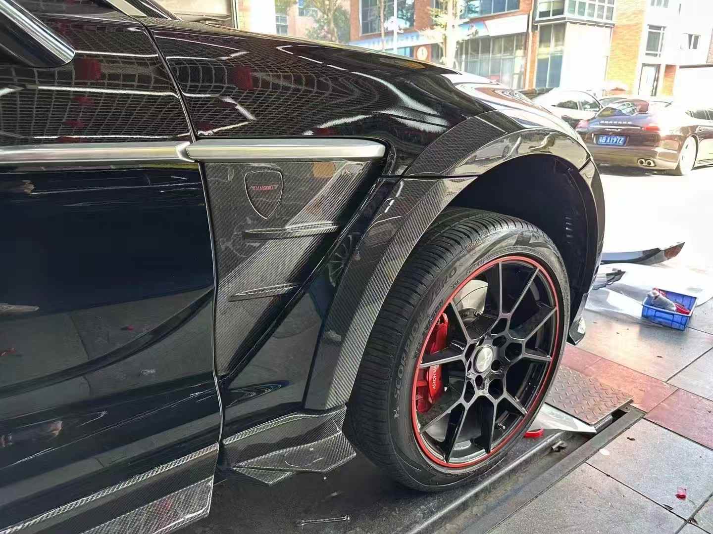 Aston Martin DBX Mansory-Style Dry Carbon Fiber Body Kit