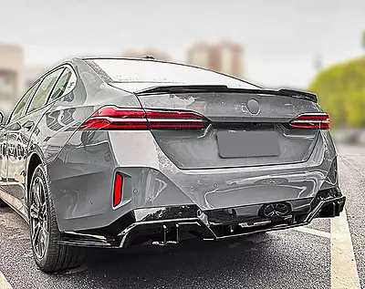 BMW G60 High Kick V Style Glossy Black Trunk Spoiler (2024+) BMW G60 High Kick V Style Glossy Black Trunk Spoiler (2024+)