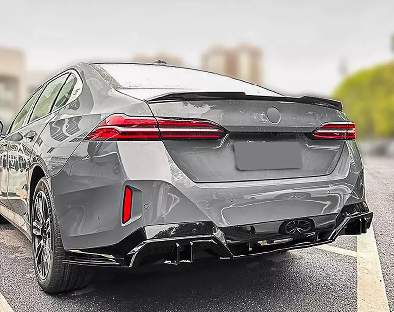 BMW G60 High Kick V Style Glossy Black Trunk Spoiler (2024+) BMW G60 High Kick V Style Glossy Black Trunk Spoiler (2024+)