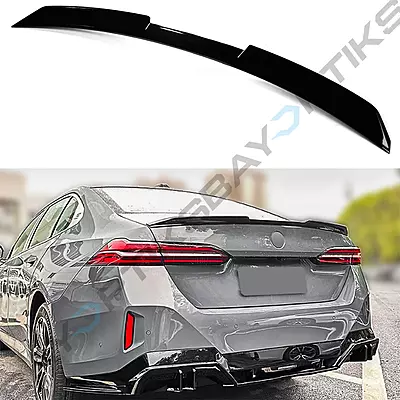 V Style Gloss Black High-Kick Trunk Spoiler – For 2024–2025 BMW G60 530i / 540i / i5 (M Sport) V Style Gloss Black High-Kick Trunk Spoiler – For 2024–2025 BMW G60 530i / 540i / i5 (M Sport)